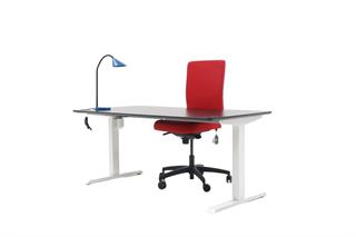Kontorsæt med bordplade i sort, stelfarve i hvid, blå bordlampe og rød kontorstol